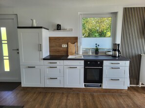 Kühlschrank, Ofen, Wasserkocher mit Kaffee-/Teezubehör, Wasserkocher