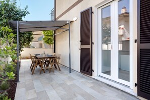 Outdoor dining - 'Appartamento 1' Near the Beach with Wi-Fi & Garden (Ameglia)