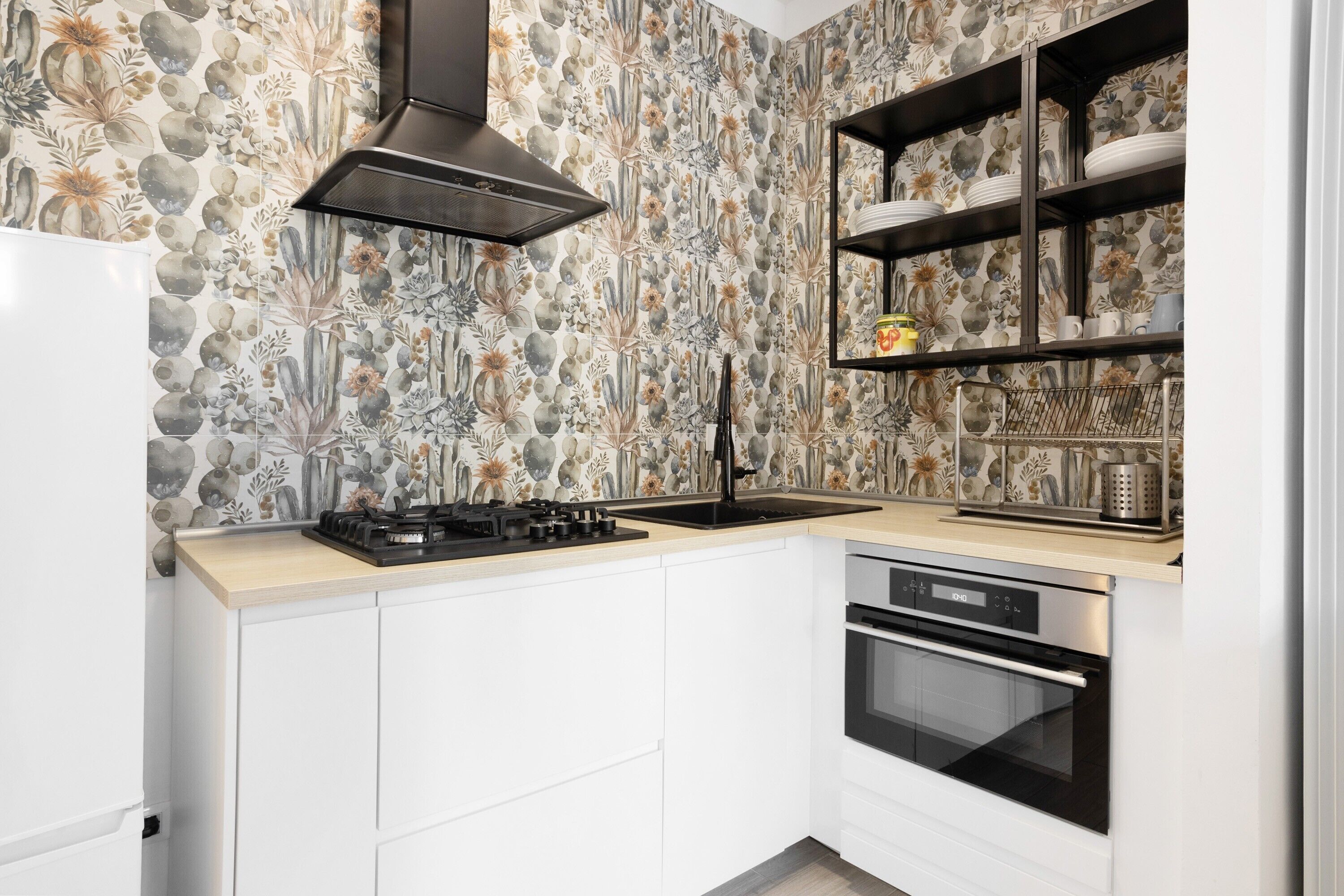 Kühlschrank, Herdplatte, Wasserkocher mit Kaffee-/Teezubehör