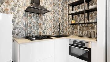 Kühlschrank, Herdplatte, Wasserkocher mit Kaffee-/Teezubehör