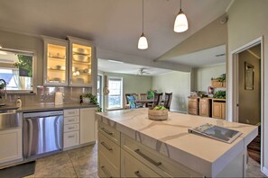 Refrigerador, microondas, lavavajillas y cafetera y tetera
