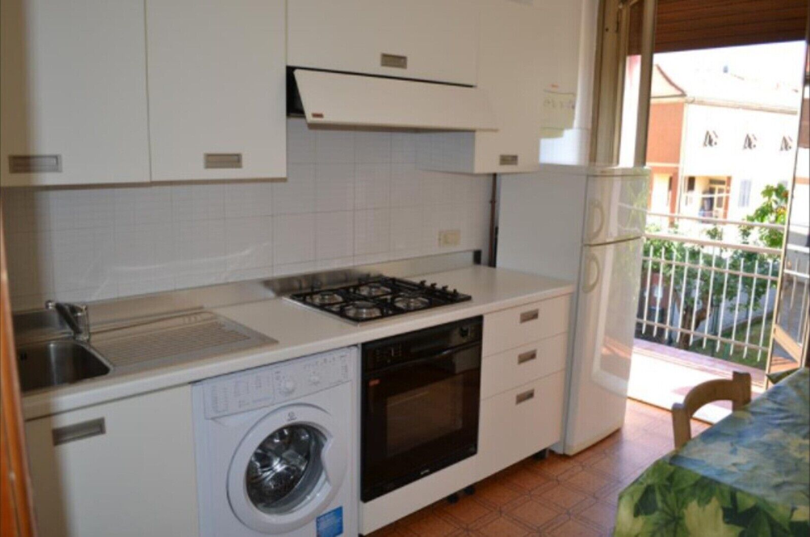 Kühlschrank, Mikrowelle, Herdplatte, Kochgeschirr/Geschirr/Besteck