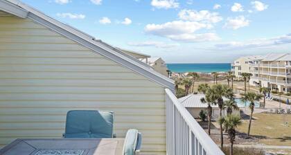 Great Place to Beach- Family and pet friendly, community pool, beach views!