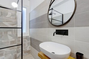 Shower, towels - 'Appartamento 4' Near the Beach with Wi-Fi & Garden (Ameglia)
