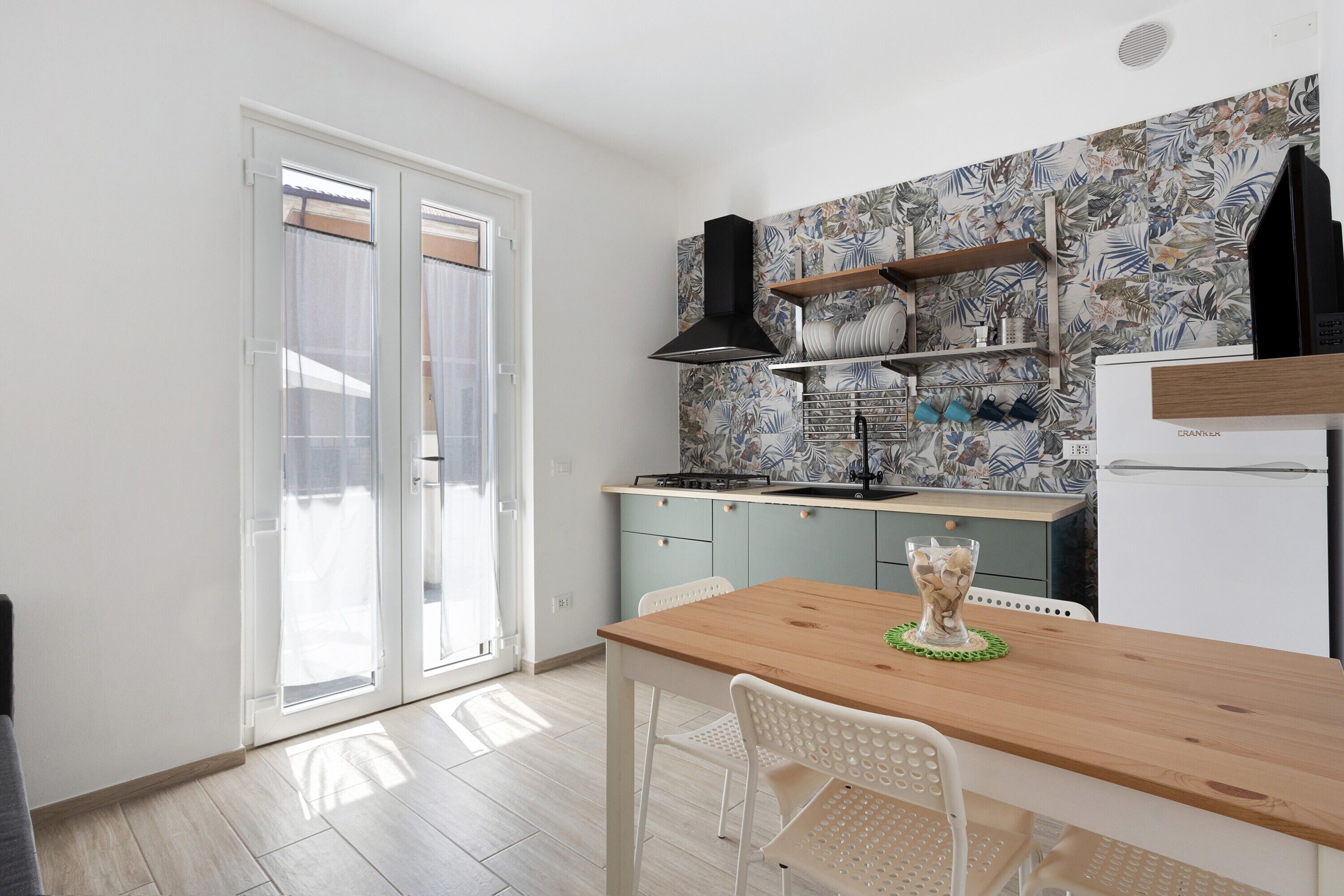 Køleskab, mikrobølgeovn, kogeplade, køkkentøj/tallerkener/redskaber