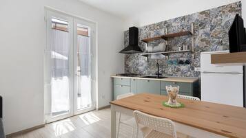 Køleskab, mikrobølgeovn, kogeplade, køkkentøj/tallerkener/redskaber