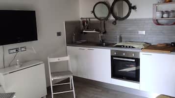 KĂŒhlschrank, Mikrowelle, Ofen, Herdplatte