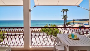 A balcony with a view of the sea, a table with a tray, and a railing. - Apartment 'Beira Mar' with Sea View, Terrace & Wi-Fi (Armação de Pêra)