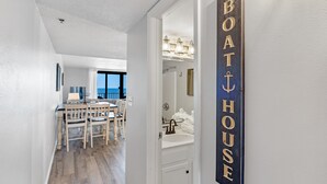 Ein Flur, der zu einem Badezimmer führt, mit einem Schild mit der Aufschrift "BOAT HOUSE".