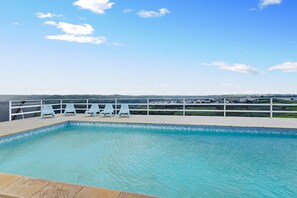 Una piscina con vistas a un paisaje lejano.