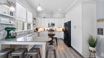 Kjøleskap, mikrobølgeovn, ovn og kokeplater