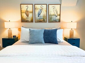 3 habitaciones, escritorio y tabla de planchar con plancha 