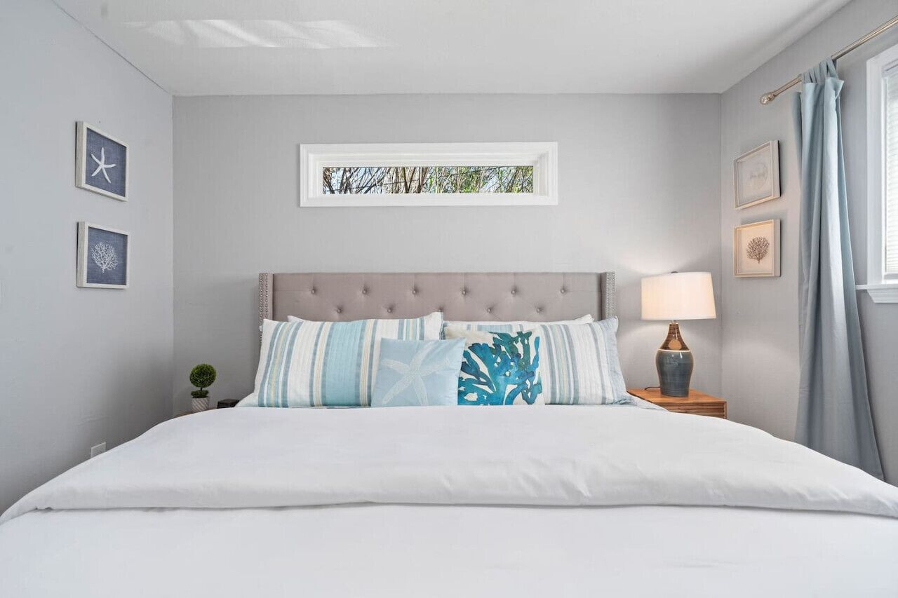 3 habitaciones, escritorio y tabla de planchar con plancha 