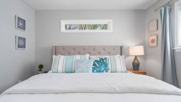 3 habitaciones, escritorio y tabla de planchar con plancha