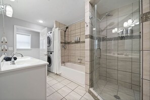 Bañera, secador de pelo y toallas