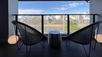 Royal-huone, tupakointi kielletty, jokinäköala (Suite) | Näkymä parvekkeelta