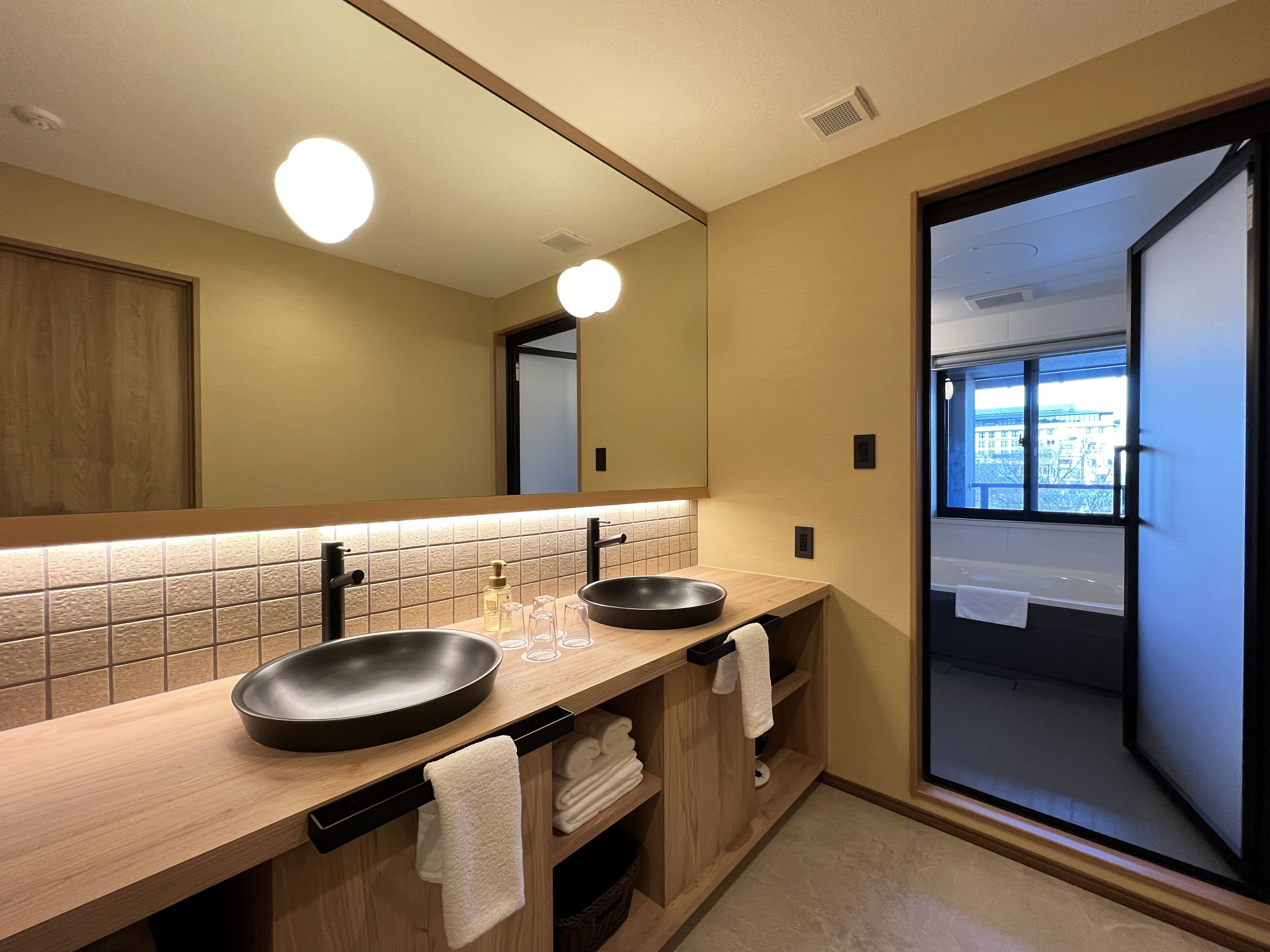 river view royal suite | bathroom | combined shower/bathtub, deep-soaking bathtub, free toiletries