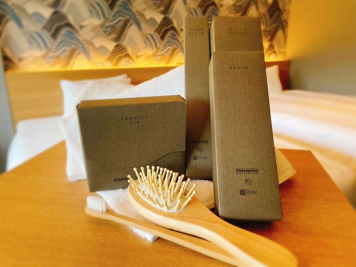 combined shower/bathtub, deep-soaking bathtub, free toiletries