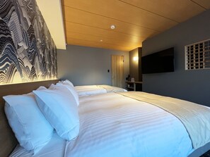 ألحفة محشوة بالريش ومكتب وواي فاي مجانًا وملاءات أسرّة