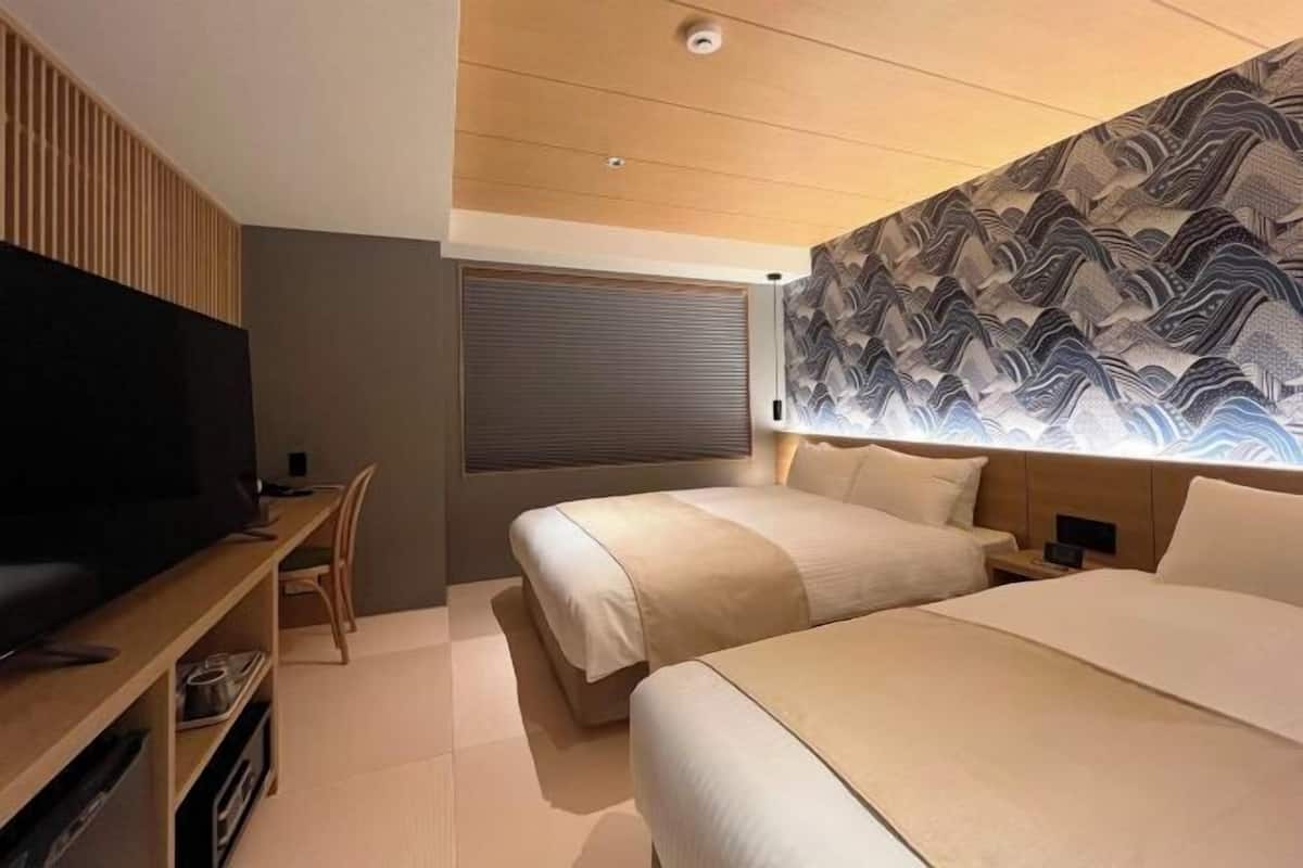 Cobrellits, escriptori, wifi gratuïta i roba de llit