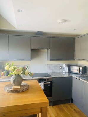 Refrigerador, microondas, horno y lavavajillas 