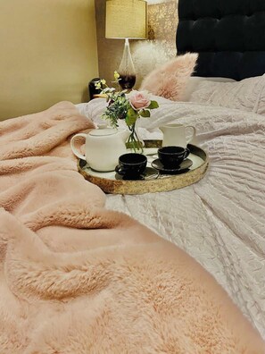 2 habitaciones, tabla de planchar con plancha y cuna de viaje 