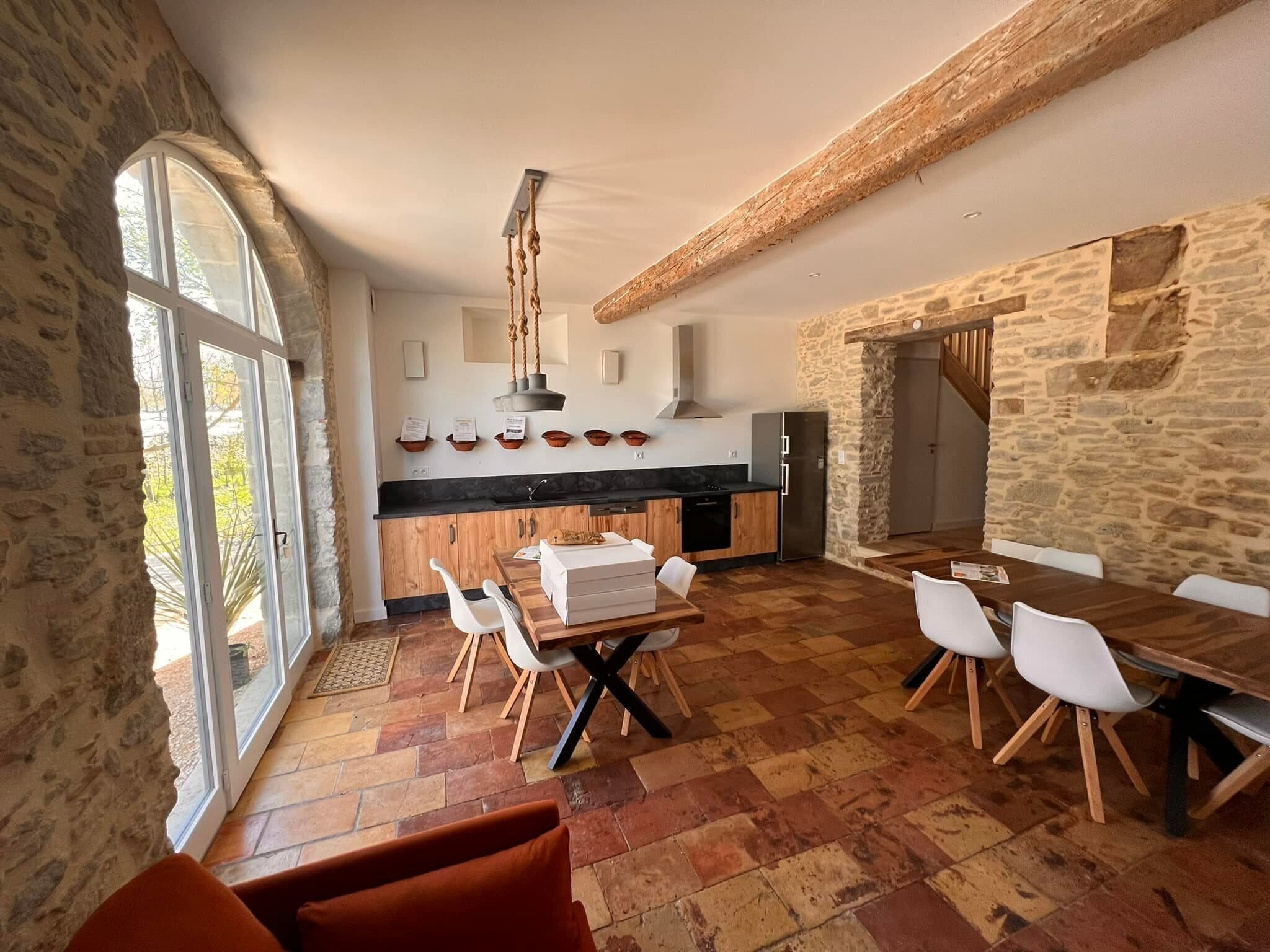 Télévision à écran plat de 60 cm avec chaînes numériques, télévision