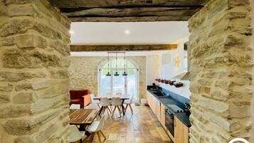 Télévision à écran plat de 60 cm avec chaînes numériques, télévision