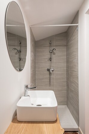 Dusche, kostenlose Toilettenartikel, Haartrockner, Handtücher