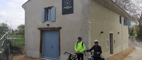 A small building with a blue door and a sign that reads "Moulin".