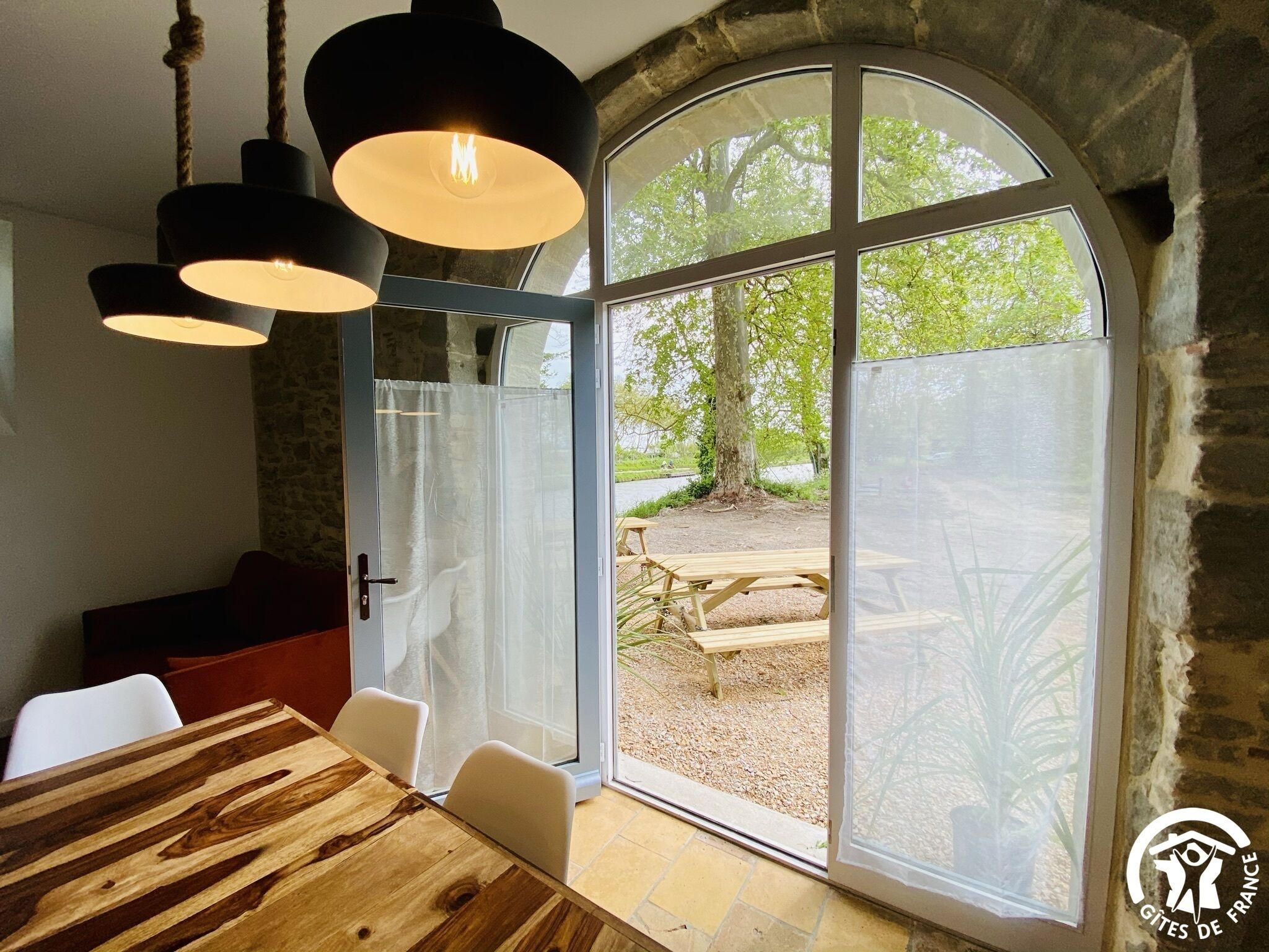 Televisión de pantalla plana de 60 cm con canales digitales 