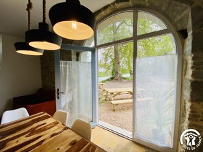 Televisión de pantalla plana de 60 cm con canales digitales