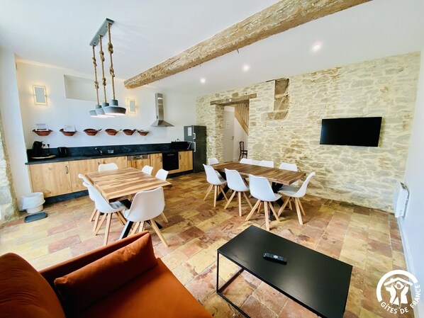 60-cm flat-screen TV with digital channels, TV - Le Moulin du Vivier (Saint-Martin-Lalande)