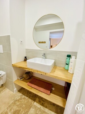 Chambre Classique Double ou avec lits jumeaux (Trémie) | Bathroom | Shower, free toiletries, hair dryer, towels - Le Moulin du Vivier (Saint-Martin-Lalande)