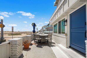 Outdoor dining - Charming 2 Story/4 Bedroom Home on the Boardwalk (Newport Beach)