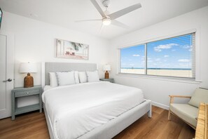 4 bedrooms, desk, travel cot, WiFi - Charming 2 Story/4 Bedroom Home on the Boardwalk (Newport Beach)