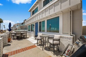Outdoor dining - Charming 2 Story/4 Bedroom Home on the Boardwalk (Newport Beach)