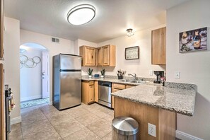 Fridge, microwave, stovetop, dishwasher - Seasonal Pool & Spa: Las Vegas Pad, 11 Mi to Strip (Las Vegas)