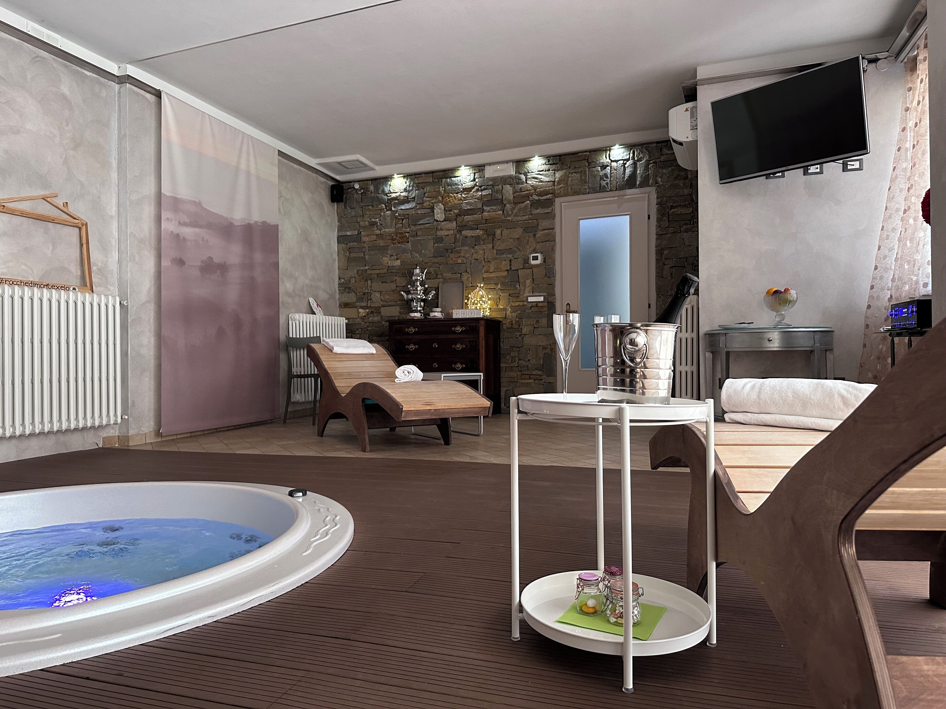 1 camera, una scrivania, ferro/asse da stiro, culla da viaggio