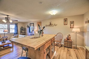 Interior - Pet-Friendly Home w/ Grill & Farm in Meadowview! (Meadowview)