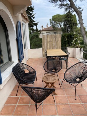 Outdoor dining - Art Deco villa near the sea at the entrance to the Parc des Calanques (La Ciotat)
