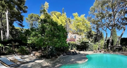 Art Deco villa near the sea at the entrance to the Parc des Calanques