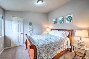 1 bedroom, desk, iron/ironing board, Internet - Apartment w/ Patio & Grill Access ~ 1/2 Mi to Bay! (Anacortes)