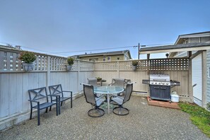 Outdoor dining - Apartment w/ Patio & Grill Access ~ 1/2 Mi to Bay! (Anacortes)