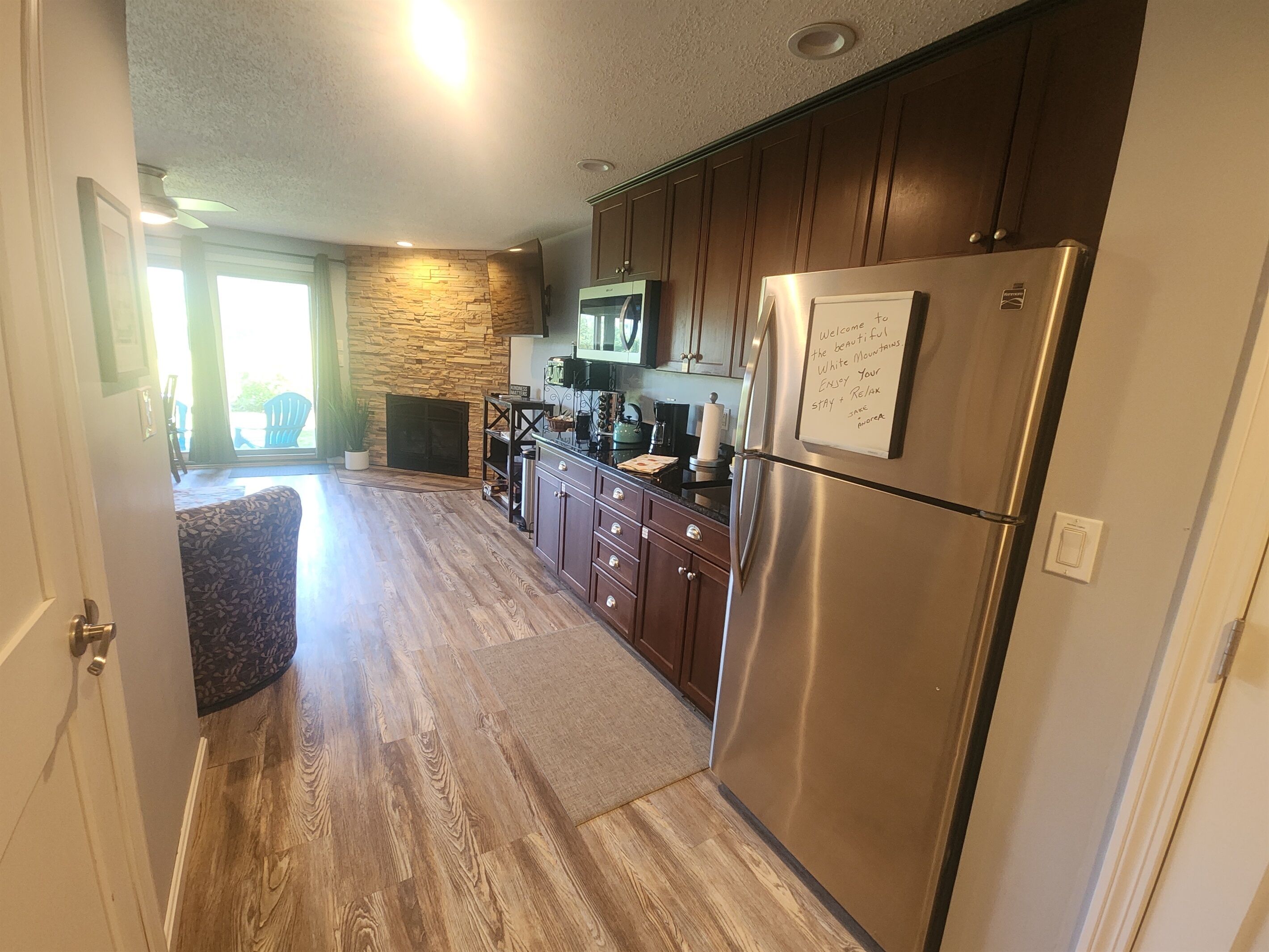 冷蔵庫、電子レンジ、オーブン、コンロ