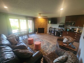 Smart TV, fireplace, DVD player, ping pong - Remodeled Condo| Mins to attractions| Nordic Village Amenities (Bartlett)