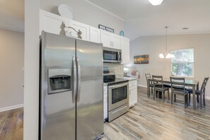 Réfrigérateur, micro-ondes, plaque de cuisson, lave-vaisselle