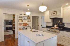 冰箱、微波炉、烤箱、炉灶