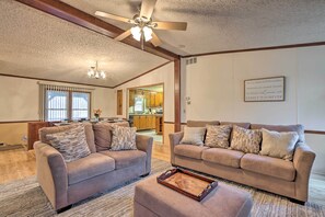 Télévision, cheminée, livres