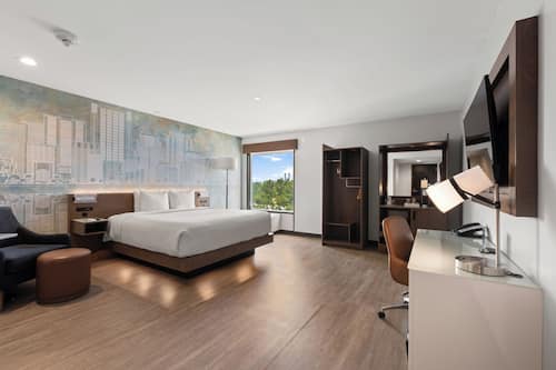 Room,1 King Bed - Top Floor, Non Smoking | ๊ฐ๊ฐ ๋ค๋ฅธ ์คํ์ผ์ ์ธํ
๋ฆฌ์ด, ๊ฐ๊ฐ ๋ค๋ฅด๊ฒ ๊ฐ๊ตฌ ๋น์น, ์ฑ
์, ๋
ธํธ๋ถ ์์
๊ณต๊ฐ